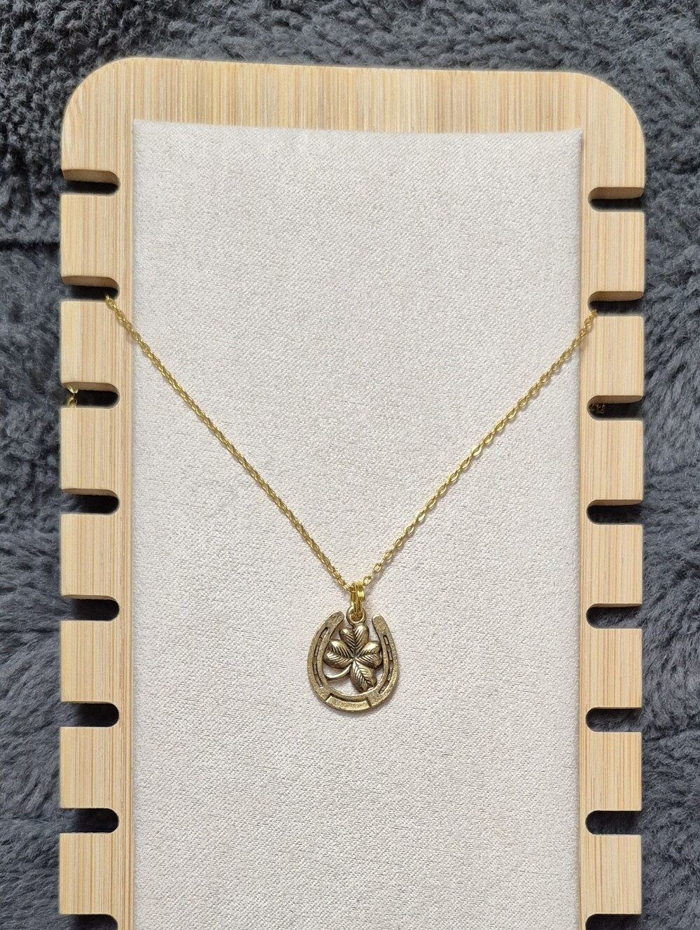 NWOT Handmade Gold Tone Horseshoe & 4 Leaf Clover Necklace!